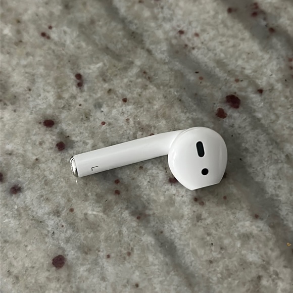 Apple AirPods with Charger 2nd Generation - Picture 2 of 8